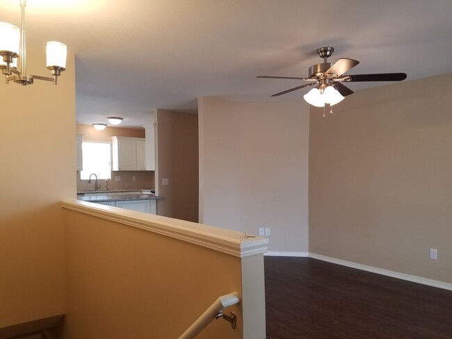 Building Photo - Large 4 Bedroom, 3 Bathroom!