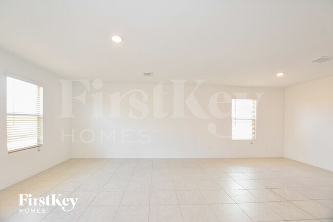 Building Photo - 1061 Crestview Dr