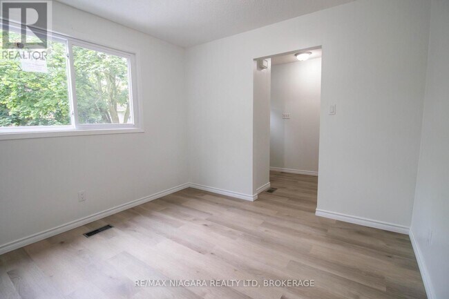 Building Photo - 195 Denistoun St