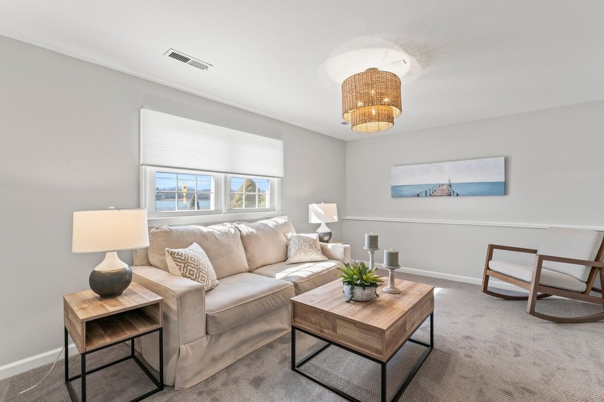 Foto principal - 445 S Riverside Dr