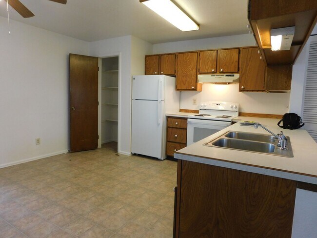 Building Photo - Ground Floor Apartment in FRUITA!!!