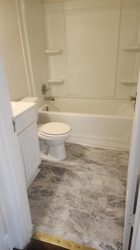 Foto principal - 823 E Main St