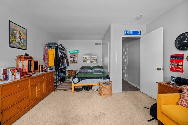 Building Photo - Secluded backyard!