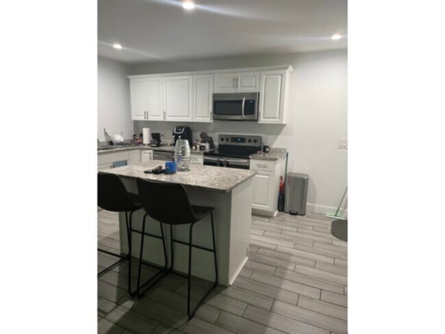 Foto del edificio - Annual Unfurnished! 1 Bedroom 1 bath SW Cape! Available Now!