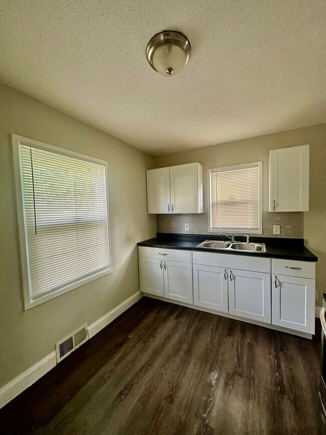 Building Photo - Two Sory 2 Bedroom Duplex For Rent