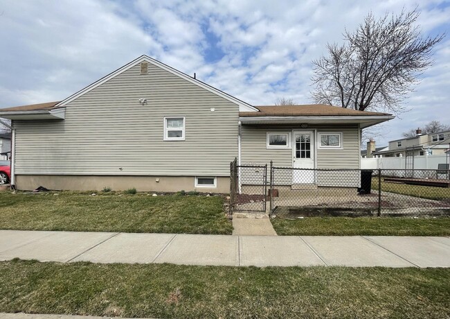 Building Photo - 664 9th St