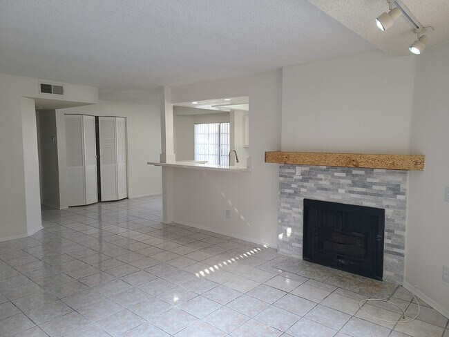 Building Photo - 820 N Acacia St