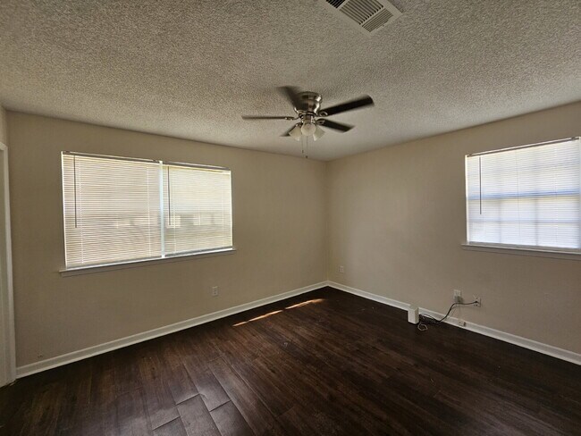 Foto del edificio - "$250 OFF FIRST MONTHS RENT!!  Charming 3-Bedroom Oasis with 2 Full Baths in Pensacola's Scotland...