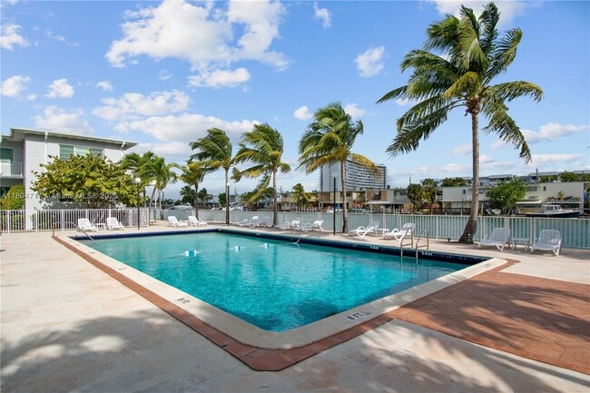 Building Photo - 7207 Bay Dr