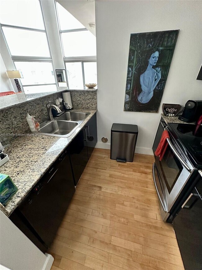 Foto del edificio - 7728 Collins Ave