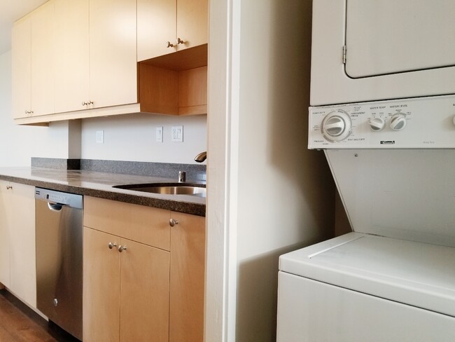 Building Photo - New Renovated 1 Bedroom, 1 Bathroom in Cen...