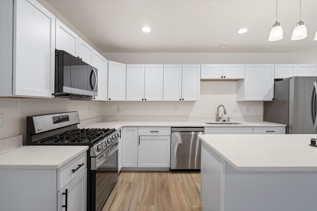 Building Photo - Newer construction! 3 bedroom 2 bath duplex near DT South Bend IN