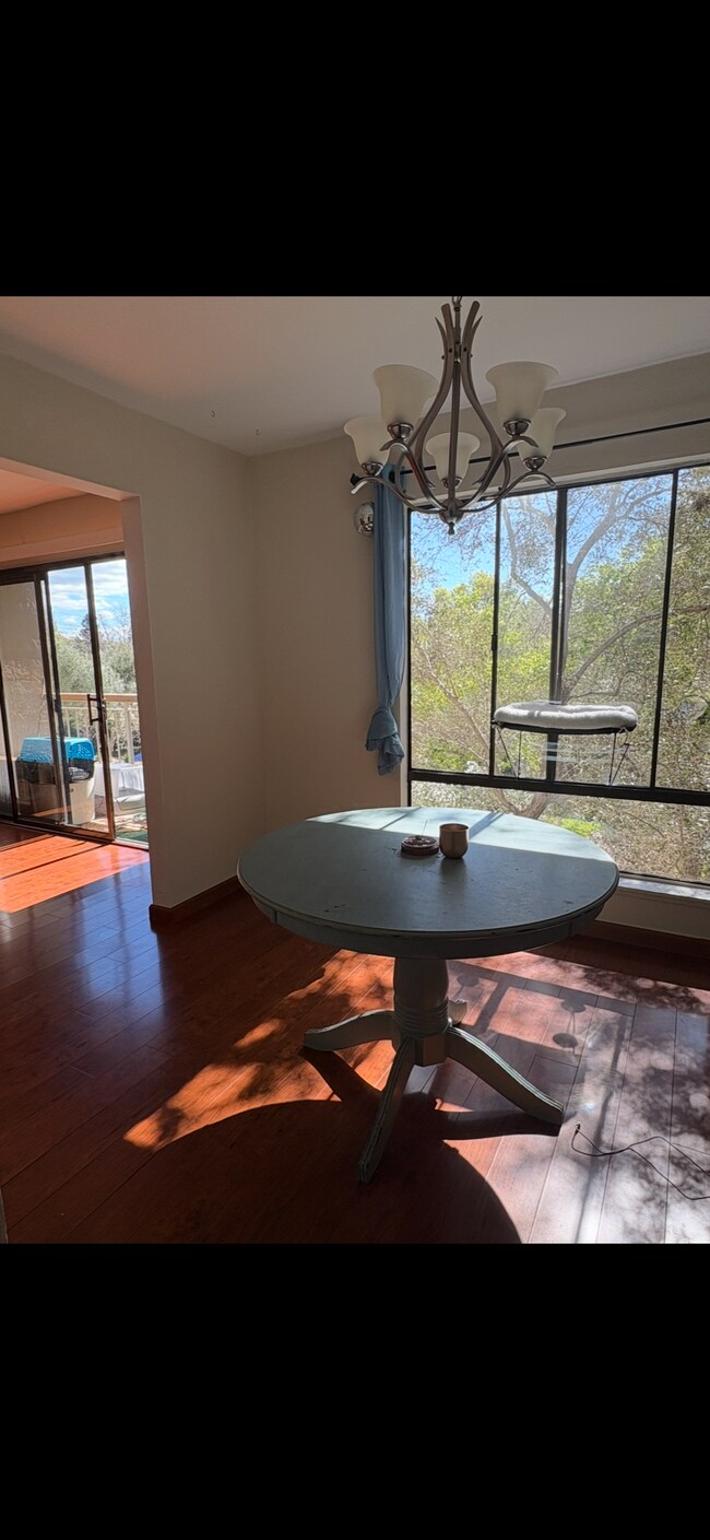 Foto del edificio - 460 N Civic Dr