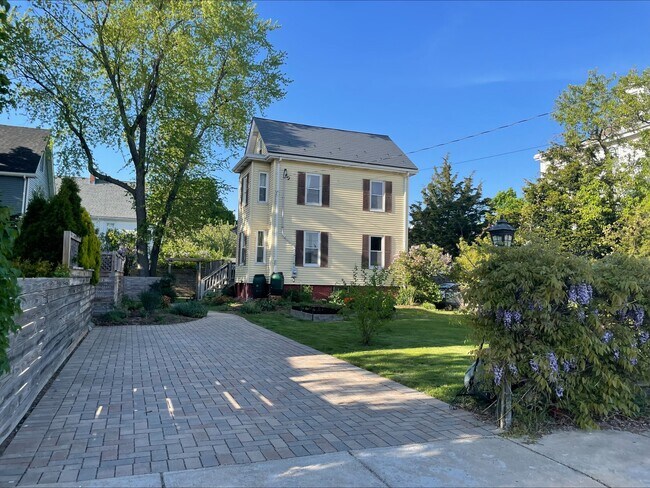 Building Photo - 18 Lawrence St