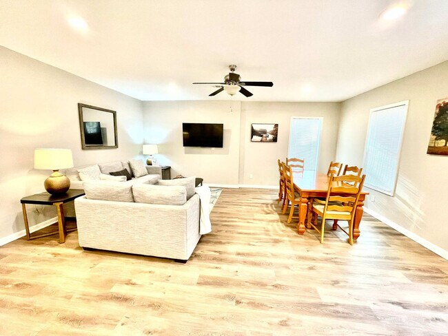 Foto del edificio - 2560 Hammond Dr