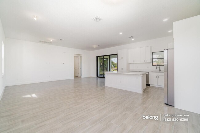 Foto del edificio - 15633 Lakeland Cir