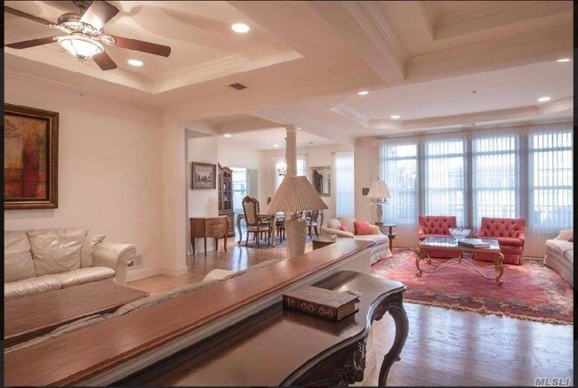Foto del edificio - 1299 Roosevelt Way