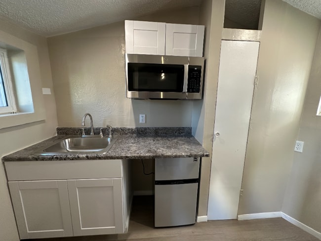 Building Photo - 180 S Glenwood St