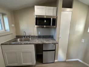 Building Photo - 180 S Glenwood St