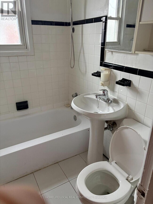 Building Photo - 85 Keele St