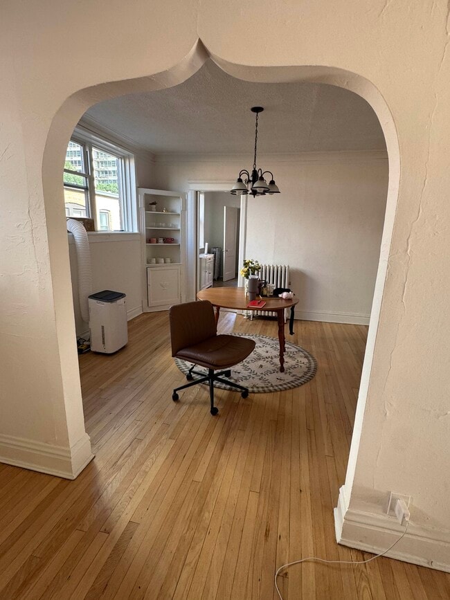 Foto del edificio - 3619 N Pine Grove Ave
