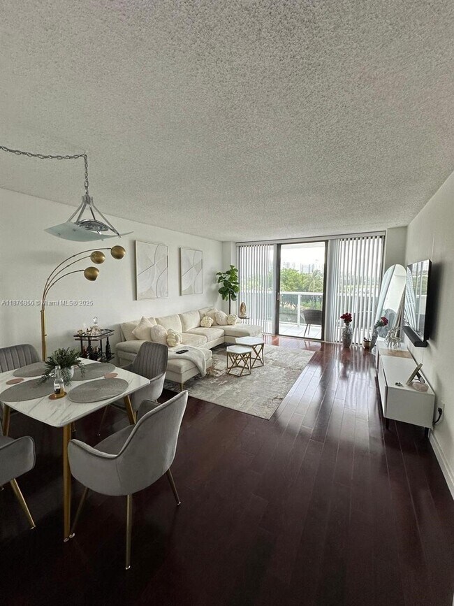 Foto del edificio - 3675 N Country Club Dr