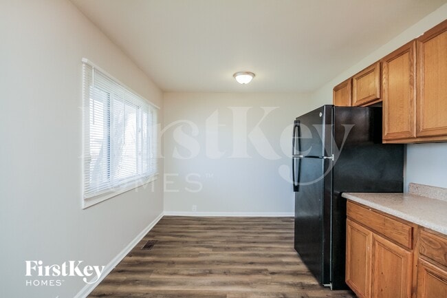 Foto del edificio - 341 Emery Ave