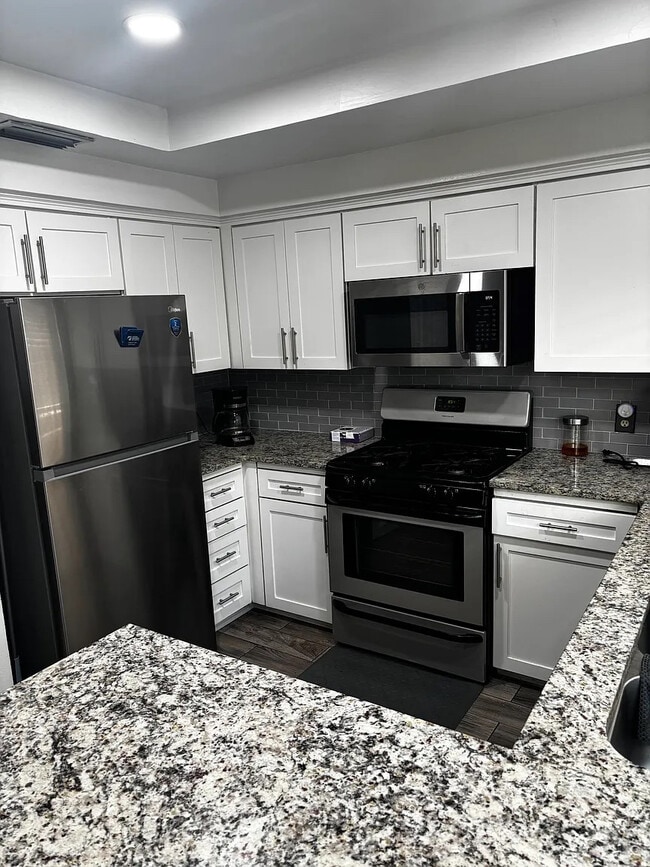 Building Photo - Room in Duplex on El Retiro Rd