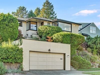 Primary Photo - Beautiful Magnolia View House