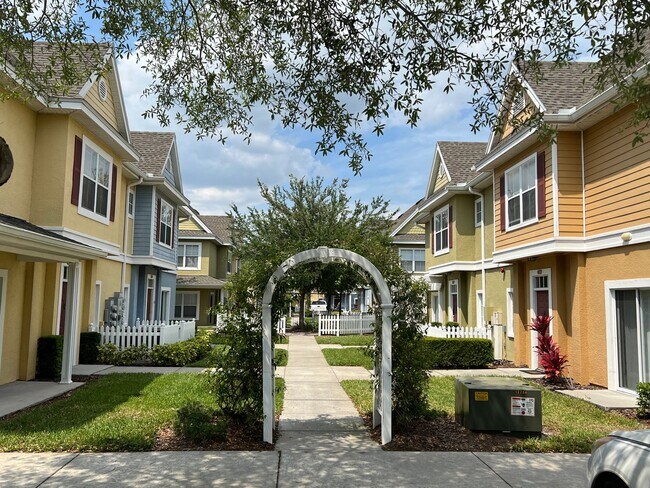 Building Photo - Fully Furnished 4 Bedroom 3 Bath Townhome ...