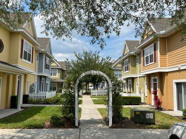 Foto del edificio - Fully Furnished 4 Bedroom 3 Bath Townhome ...