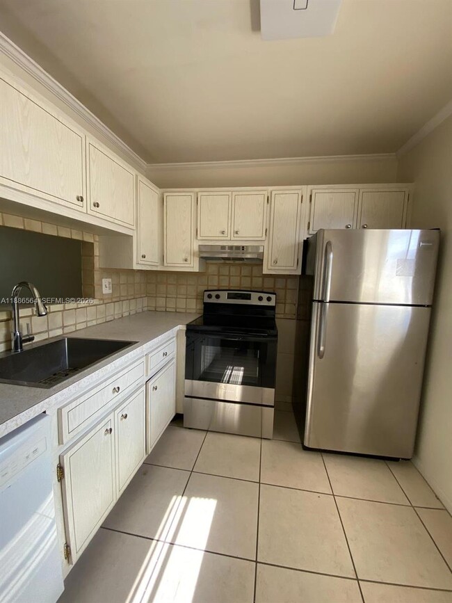 Building Photo - 5181 W Oakland Park Blvd