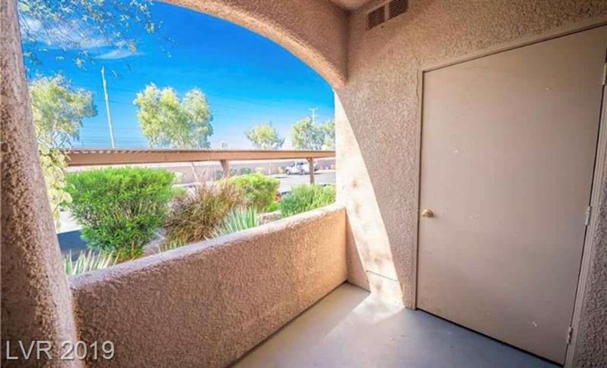 Foto del edificio - Charming Second-Floor Condo with Two Bedrooms and Fireplace