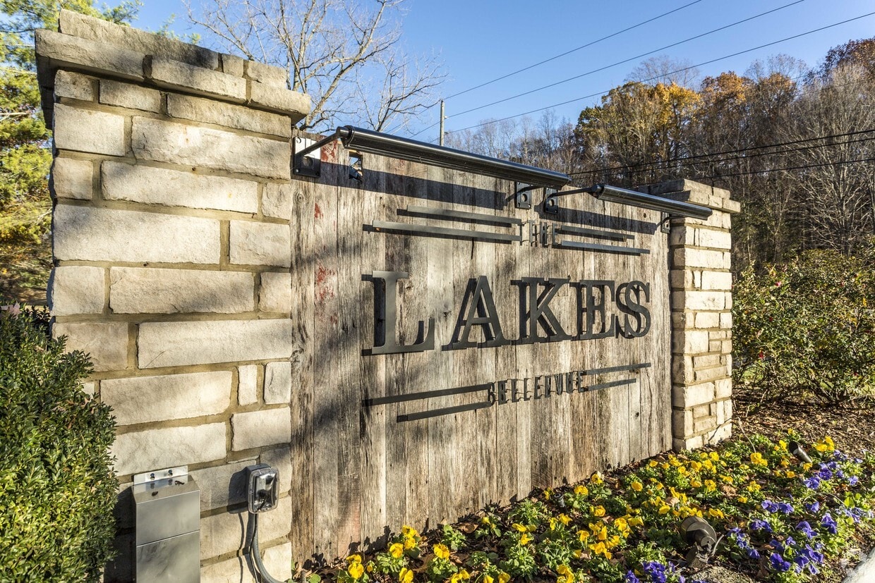 The Lakes Bellevue Apartments in Nashville, TN