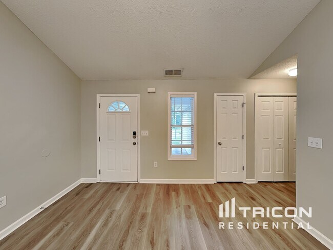 Foto del edificio - 383 Pleasant Forest Dr