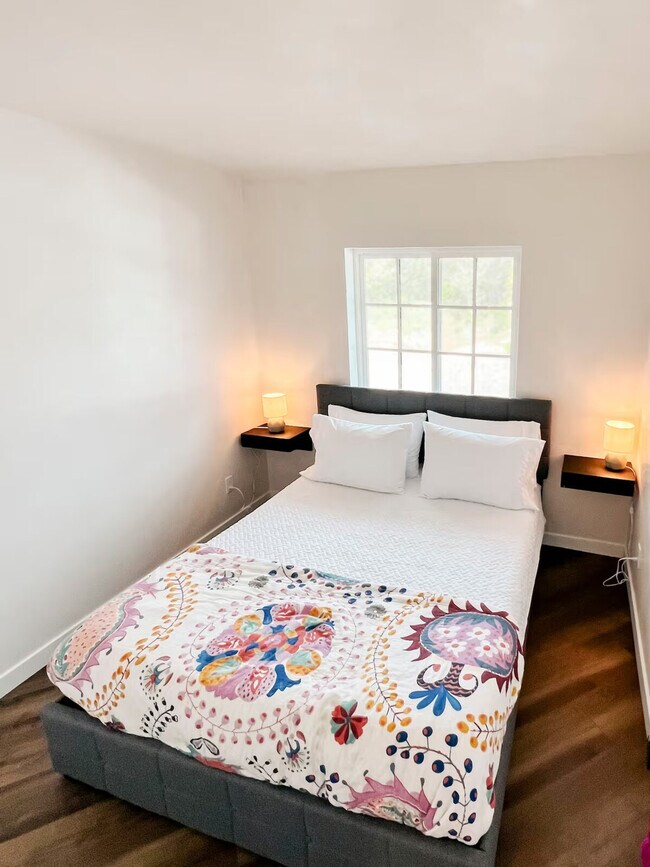 Foto del edificio - 898 Veronica Springs Rd