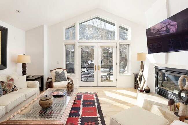 Building Photo - 926 E Durant Ave