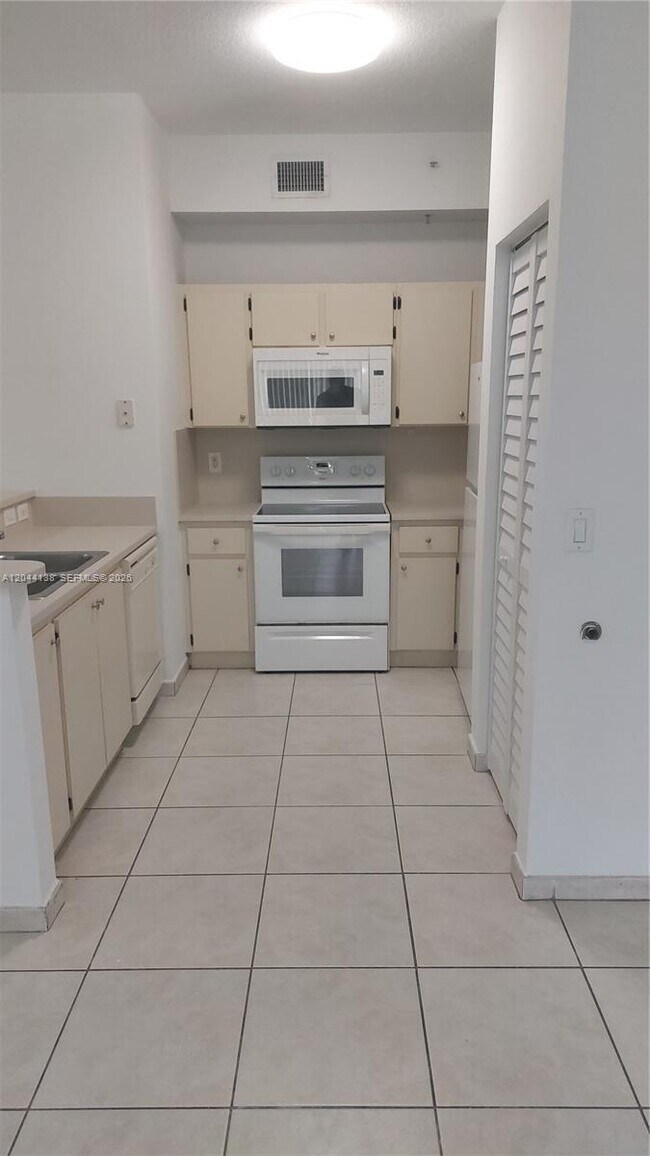 Foto del edificio - 7290 NW 114th Ave