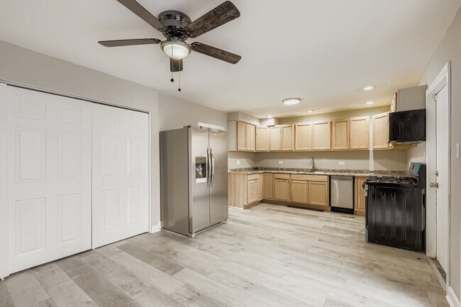 Foto del edificio - 8001 S Essex Ave