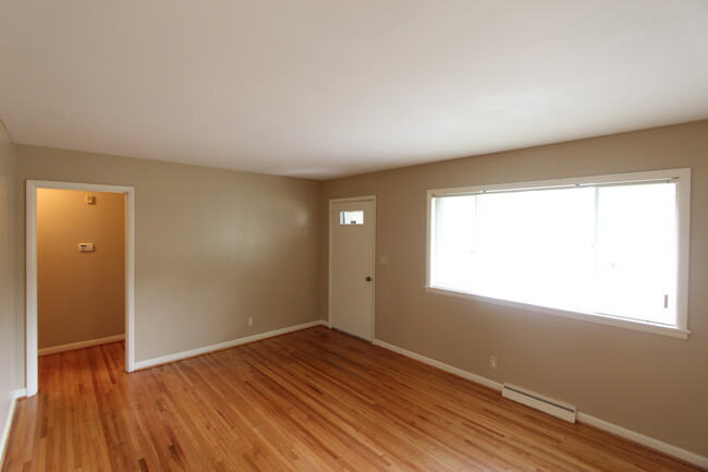 Building Photo - New On The Market!  Cute! Cute! Cute!  Bet...