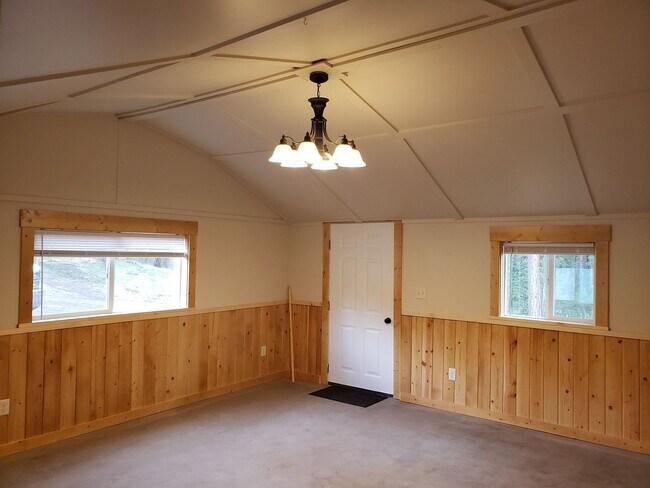 Foto del edificio - 2BDR/1BA Single-level Newly remodeled house in the country off of Rocky Point Rd.