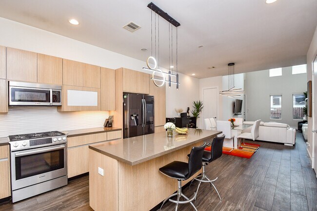 Building Photo - 5519 Paraiso Pl