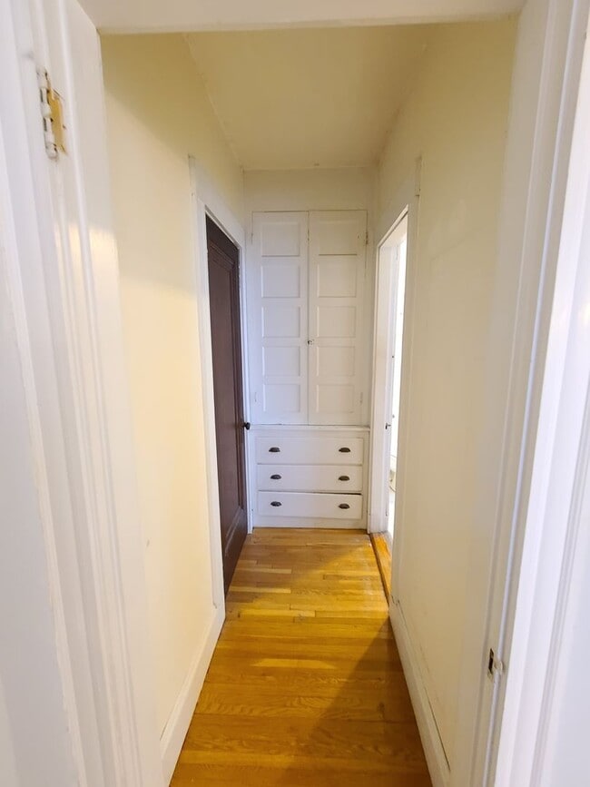 Building Photo - 1Br/1Bth, Available Sep. 1, 2026. Great location!  H/HW included! Laundry in building.