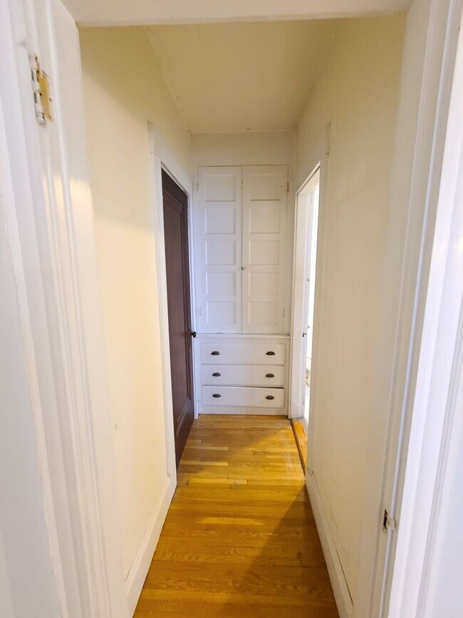 Foto del edificio - 1Br/1Bth, Available Sep. 1, 2026. Great location!  H/HW included! Laundry in building.
