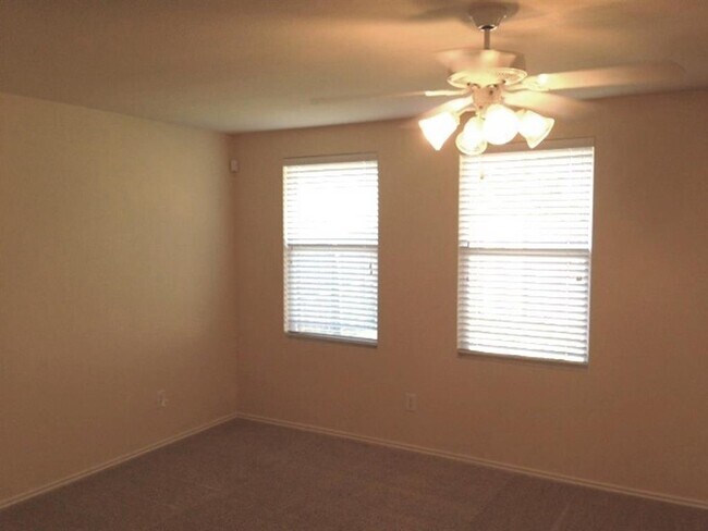 Foto del edificio - 16621 Woodside Dr