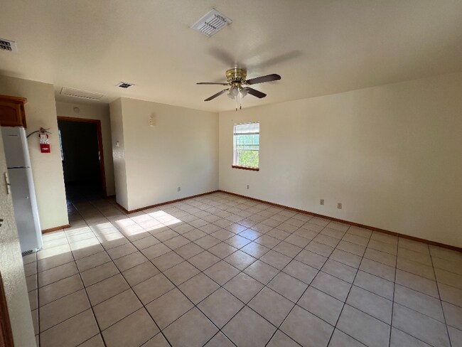 Foto del edificio - 1000 Wild Rose Ln