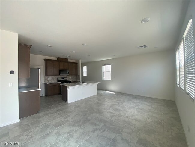 Building Photo - 5833 Holbeche St