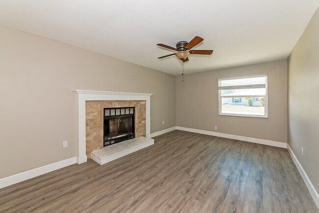 Foto del edificio - 5045 Silk Oak Dr