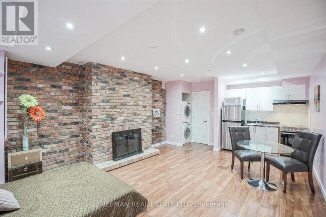 Building Photo - 916 Manning Ave