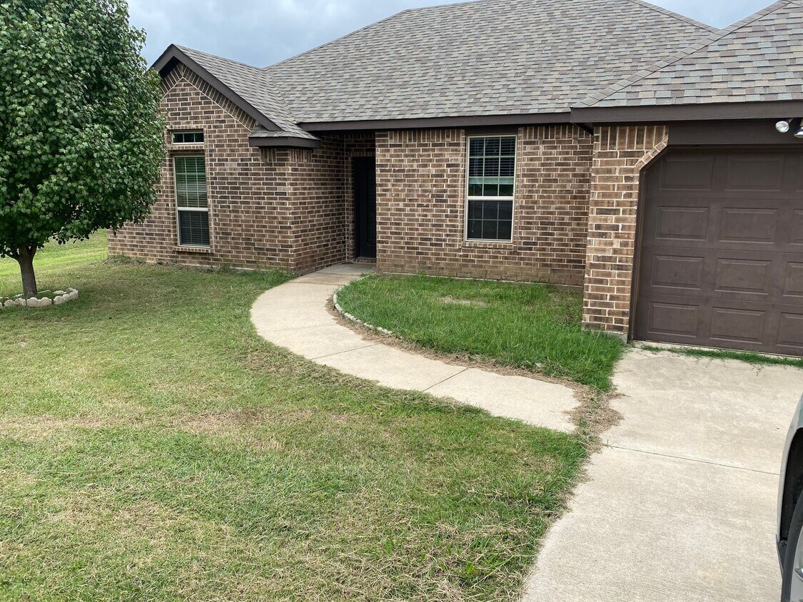 Primary Photo - Charming 3-Bedroom Home Just Minutes from ...